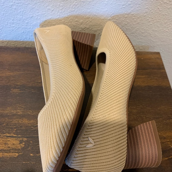 Elegant Cream Block Heel Shoes - Picture 2 of 6